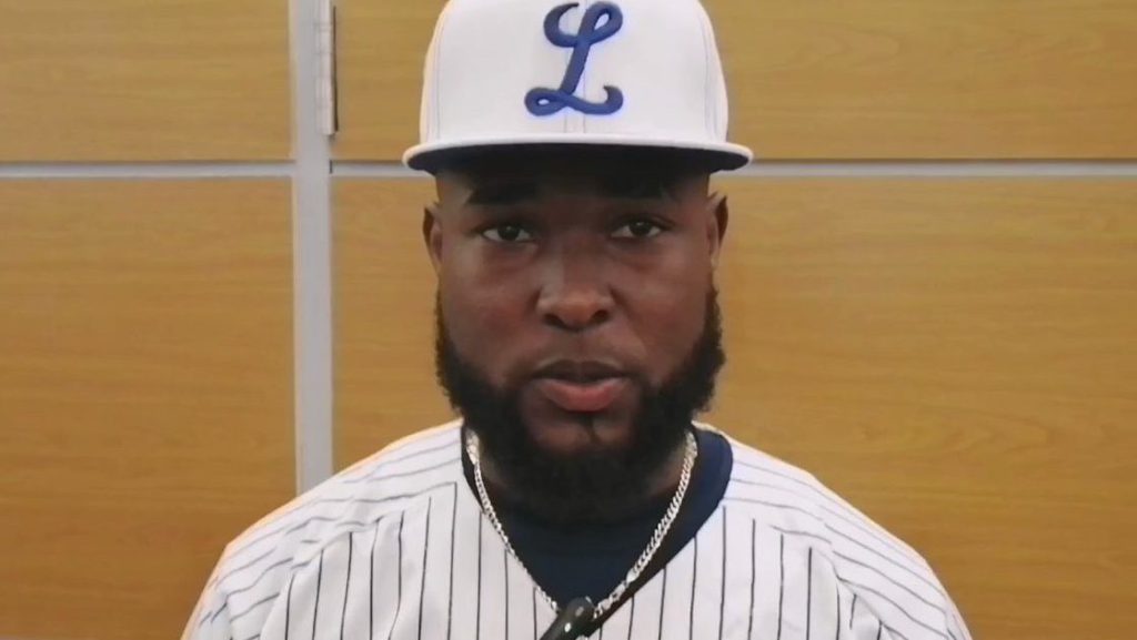 Cristian Javier visita al Licey; habla de su recuperación