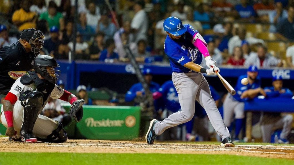 Lawlar debuta en grande; Licey cae en inicio de temporada