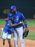 Mayker de Jesús lanza la primera bola antes del partido