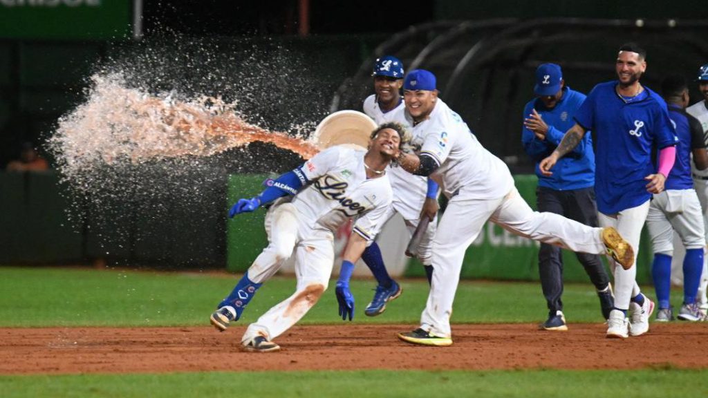 Licey deja a Estrellas en el terreno con hit de Alcántara